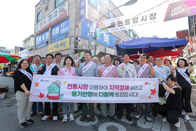 6-4. 22일 용인중앙시장에서 이상일 시장이 시·상인회 관계자들과 전통 시장 이용 캠페인을 하고 있다.jpg