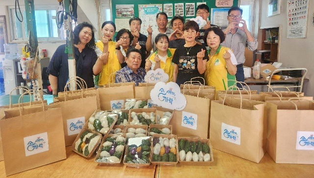 4_지난_18일_경기도장애인복지회_오산시지부_사무실에서_추석_맞이_송편_만들기_봉사가_열린_가운데_봉사자들과_수혜자들이.jpg