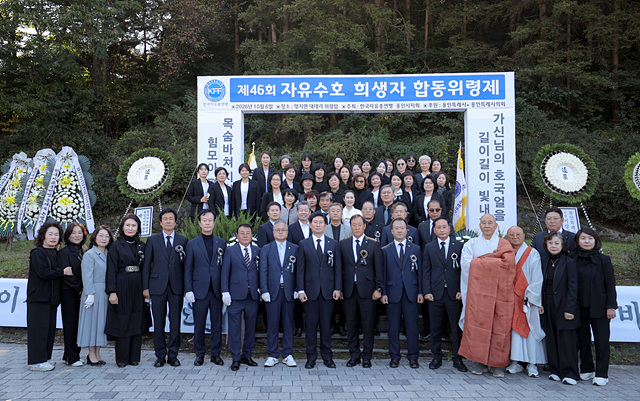 4-1. 6일 이상일 시장과 위령제 참석자들이 기념 사진을 찍고 있다.jpg