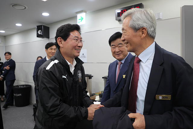 8-4. 이상일 시장이 6일 용인미르스타디움에서 열린 대한민국 남자 축구 국가대표팀 경기에 앞서 정몽준 전 대한축구협회 회장과 만나 인사를 나누고 있다..jpg