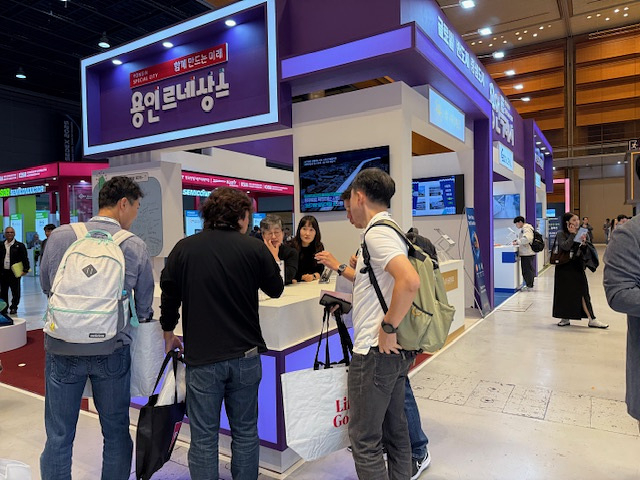 3. 용인특례시는 14일부터 16일까지 서울 삼성동 코엑스에서 열리는 ‘제28회 반도체대전에 참가한다. 사진은 지난해 반도체.jpg
