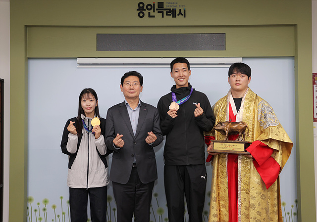 3-1. 이상일 용인특례시장(가운데)이 12일 시장실에서 국내외 대회에서 우수한 성적을 거둔 소속 선수들과 기념촬영을 하고 있다(왼쪽부터 정하은, 이 시장, 우상혁, 박민교 선수).jpg