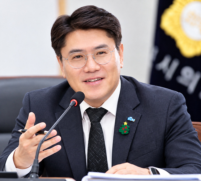 회의에서 발언하는 중년 남성 의원.jpg