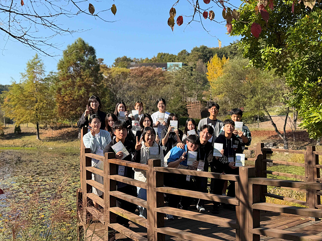 … 여주시청소년진로체험지원센터, 황학산수목원에서 인문학 북트레킹 성료(2).jpg