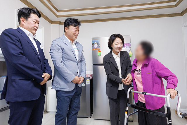 추미애 경기도지사·성수석 이천시장, 추석맞이 통합돌봄 현장 방문