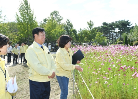 신동화 구리시장, '시민 공감 로드체킹' 현장 점검…코스모스축제·무장애나눔길 조성 사업 꼼꼼히 살펴