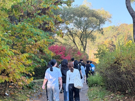 “숲길을 걸으며 찾는 나의 꿈” … 여주시청소년진로체험지원센터, 황학산수목원에서 인문학 북트레킹 성료