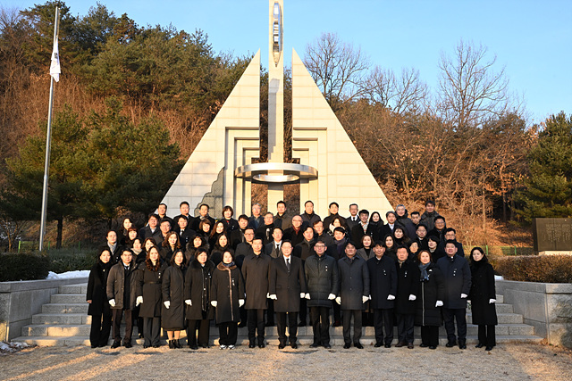강수현 양주시장, 2025년 신년 현충탑 참배