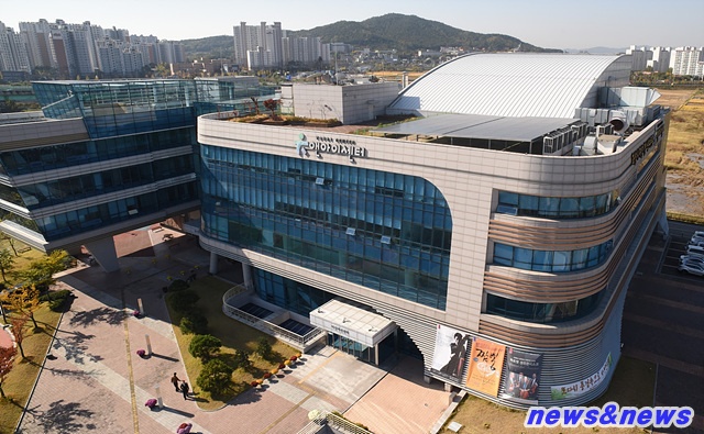 화성시 산화기관 화성시 여성 가족 청소년재단 직원과 소통 문제로 진통을 겪고 있다.