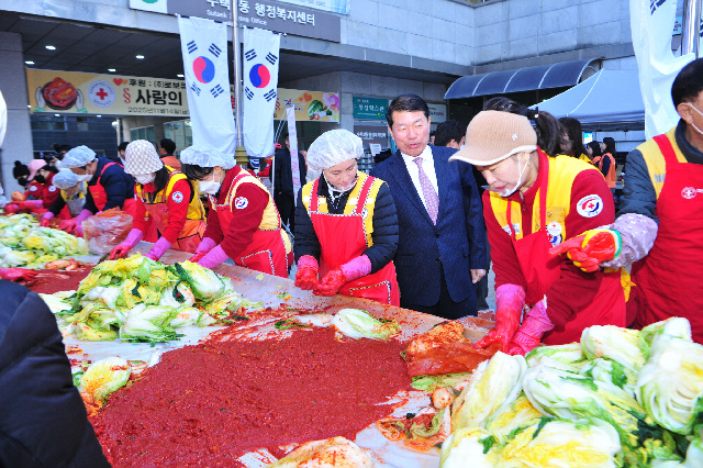 구리시, 대한적십자사 봉사회와 ‘사랑의 김장 나눔’ 전개… ㈜로보큐브테크 3,000만 원 지정기부금 전달