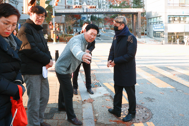 이상일 용인특례시장, 상현초 교통지도 봉사 참여