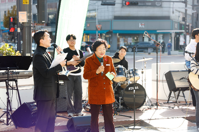 이천시 분수대오거리서 ‘수험생 응원 버스킹’ 열려