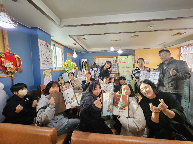 창전청소년센터, 청소년 주도 ‘다국어 메뉴판 제작’ 전달