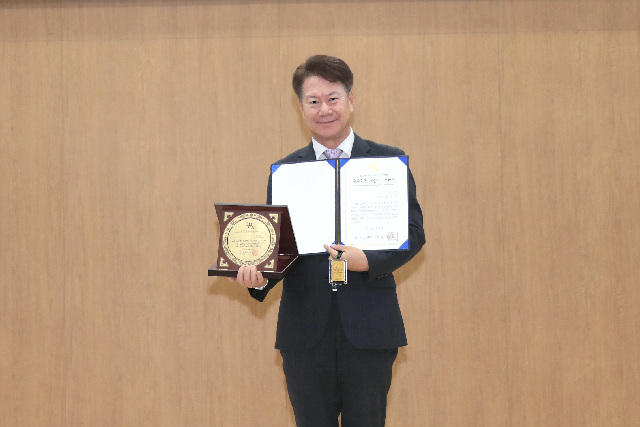 이천시의회 김재헌 의원, 세대 아우르는 포용 의정으로 ‘2025년 우수의정 그랜드마스터상’ 영예