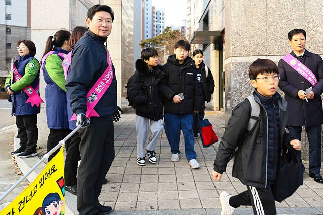 이상일 용인특례시장, 어린이 교통지도 봉사 안전한 통학 환경 조성 앞장