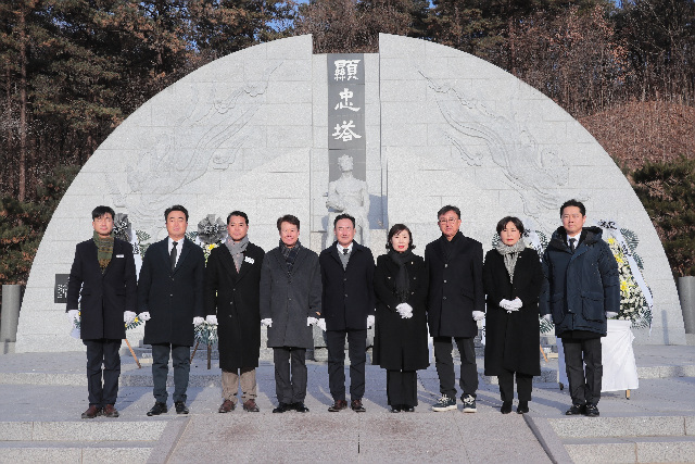 이천시의회, 현충탑 참배·시무식으로 병오년 의정활동 시작