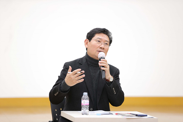 이상일 용인특례시장 “용인 반도체 산단 이전 반대하는 시민 6만 1000여 명 서명부 국토교통부 장관에게 전달하며 시민 뜻 잘 헤아려 달라 했다”