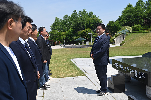 성수석 더불어민주당 이천시장 후보, 5·18 민주화운동 기념일 맞아 민주화운동기념공원 참배