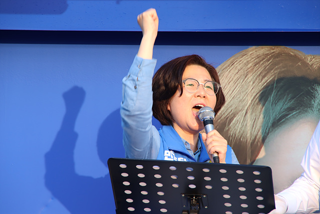 이마트 사거리 가득 메운 푸른 물결...민주당 안성원팀, 파이널 집중유세로 13일간의 대장정 피날레