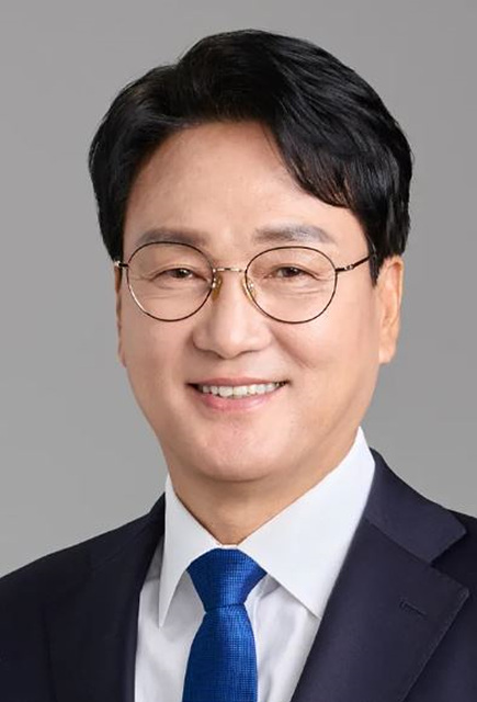 안민석, 선거 다음 날 첫 공식 일정은 등굣길 안전지도… 현충탑·교원·사서 농성장 방문