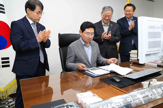 ‘민선9기 용인특례시 출범’…이상일 용인특례시장, 임기 첫 결재로 ‘반도체산업 육성 및 클러스터 조성 종합계획’ 서명