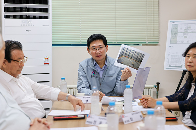 이상일 용인시장, ‘상현동 신축 공동주택 갈등’ 현장 방문… “주민 우려 덜 해법 찾아라”