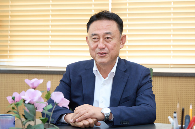 [기획특집] “시작한 사람이 끝을 본다”… 이충우 여주시장, ‘실질적 성과’로 증명하는 결단과 소통의 리더십
