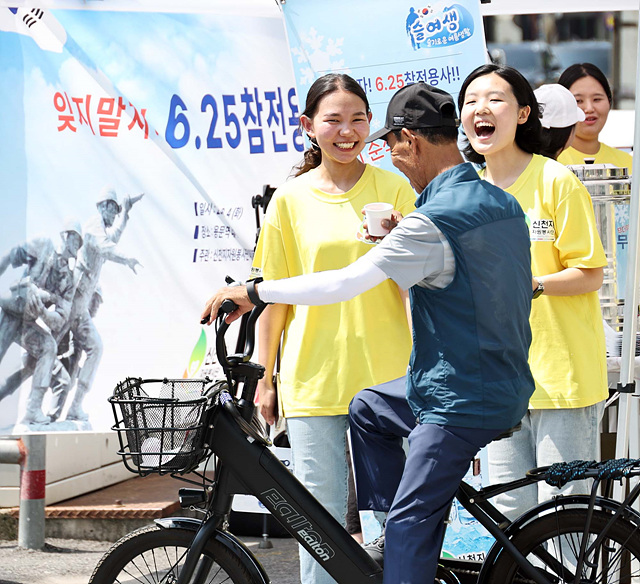 [기획] ‘얼음물 든 손, 전국을 누비다’… 신천지자원봉사단, 기록적 폭염 속 온열질환 예방 총력