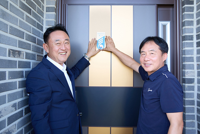여주시, 독립유공자 유족 찾아 ‘국가유공자 명패’ 부착