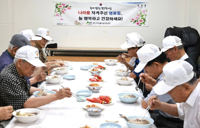 신천지 자원봉사단 이천지부, 6·25 참전용사에 삼계탕…무더위 속 건강·안부 살펴