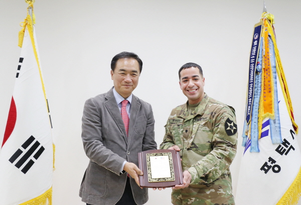 [크기변환]사진_03-28-19_정장선_평택시장,_시민_구한_용감한_미군_감사패_수여.jpg