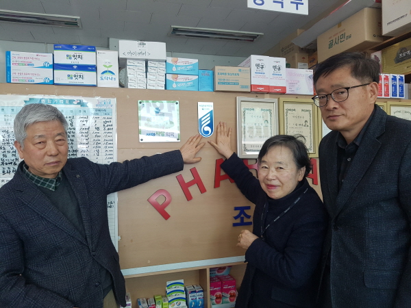 [크기변환]사진_3-14-05_평택시_포승읍_독립유공자_명패_달기_동참 (1).jpg