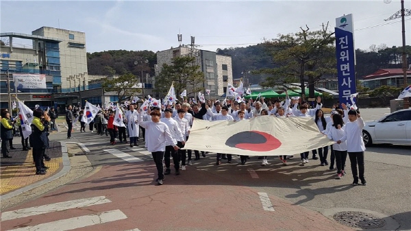 [크기변환]사진_3-18-16_평택시_진위면_만세운동_재연_행사.jpg