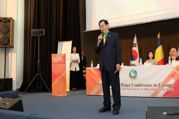 [크기변환][크기변환]3. HWPL 이만희 대표가  ‘IWPG 세계평화 컨퍼런스’에서 ‘화합과 평화를 실현하기 위한 여성의 역할’이란 주제로 발제를 하고 있다..jpg