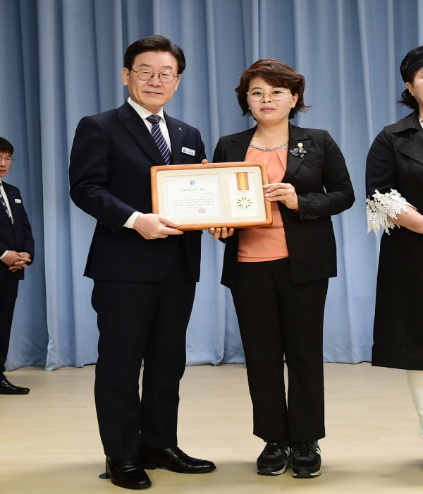 크기변환_5.3 2019 5월 공감 소통의날 (김미경 위원장 수상).JPG