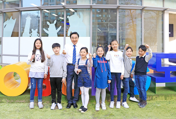 (사진)도봉구 어린이홍보대사와 함께한 이동진 도봉구청장.jpg