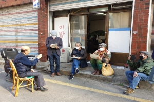 크기변환_사진자료_도시재개발 현장과 어메니티 참여작가_재개발지 주민과 만나 인물스케치 모습.jpg