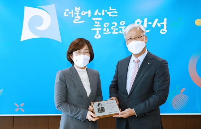 추가1. 경기신용보증재단 감사패 수여.JPG