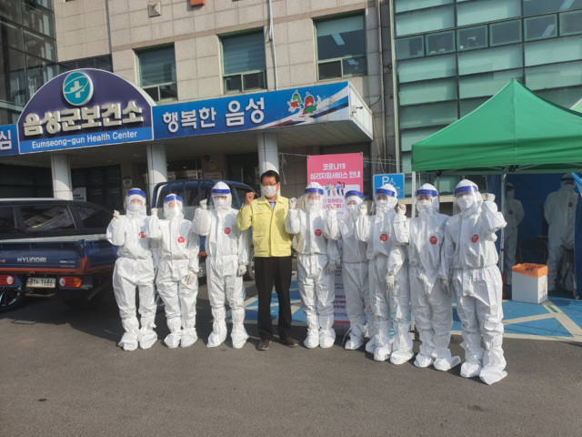 03-1 신문호 음성군 보건소장과 직원들.jpg