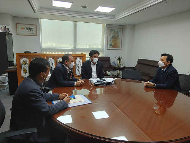 01 정동균 양평군수, 소병훈 국회의원과 황성규 국토부 제2차관 만나 예타통과 건의(3).jpg