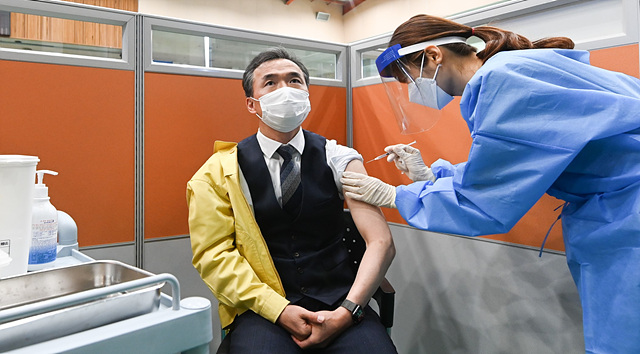 추가 01- 이항진 여주시장, 국민예방접종 참여 유도를 위해 백신 접종 (2).jpg