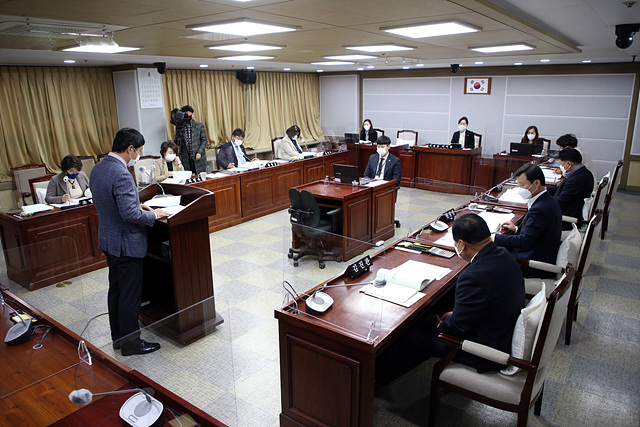 20210416_수원시의회 복지안전위원회, 조례안 등 안건심사.jpg