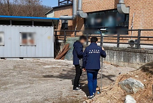 특사경 단속현장1(주차장 불법 조성, 훼손면적 측량) (1).jpg