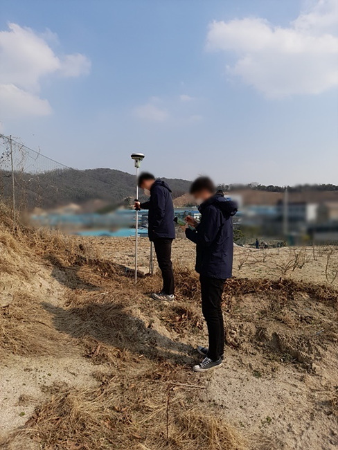 특사경 단속현장2(농경지 불법 조성, 훼손면적 측량).jpg