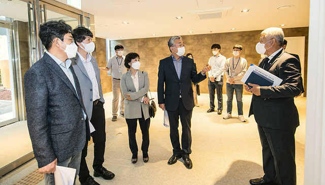 (210527)화성시의회 교육복지위원회, 화성 함백산 추모공원 방문5.jpg