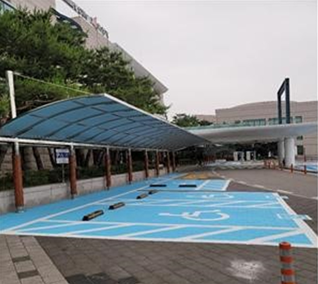 사진1-1. 장애인 이동 통로 및 차양 설치(장애인 주차면 확보).jpg