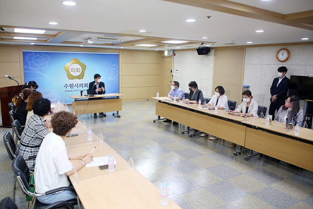 20210709_수원시의회 조석환 의장, 교육환경개선 학부모연합회와 간담회 개최(1).jpg