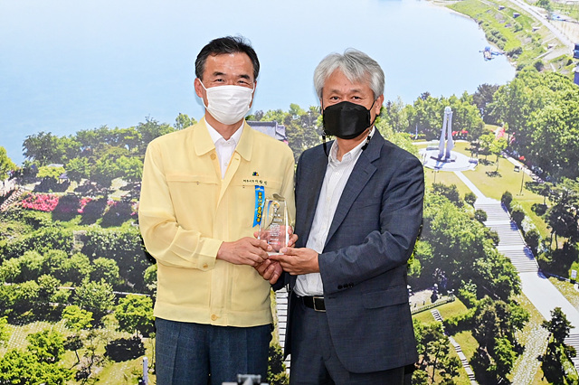 [사진자료]여주시도자산업발전공로+감사패+전달식.jpg
