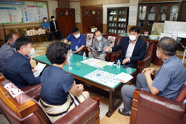 20210729_수원시의회, 명인중 통학로 안전 확보를 위한 간담회 개최 (1).jpg
