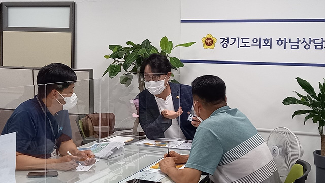 210730 추민규 의원, 하남시 교통정책과와 감일중 정문, 횡단보도 민원 건의.jpg